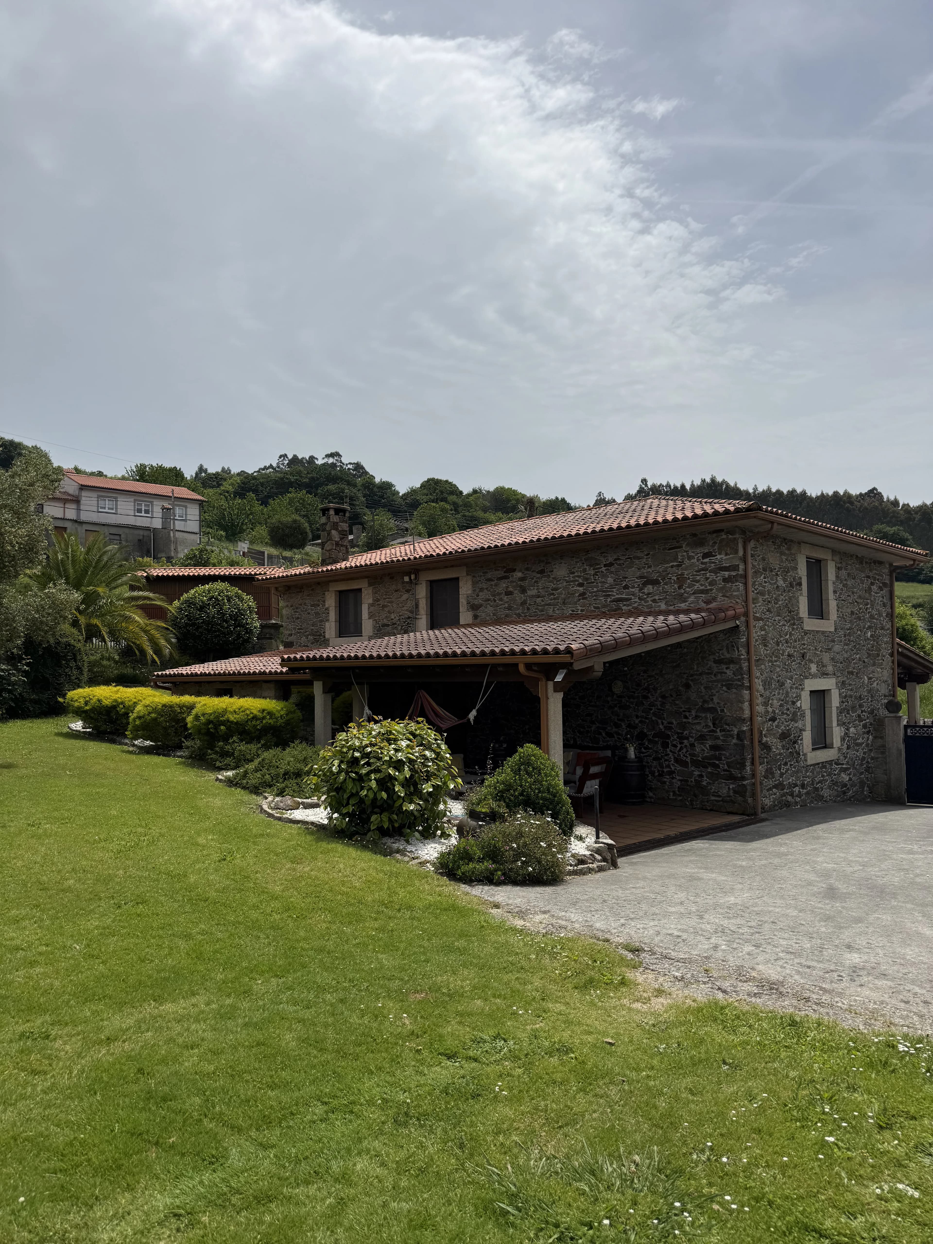 Fachada de O Lar do Carpinteiro, casa rural de granito en Oza dos Ríos, A Coruña
